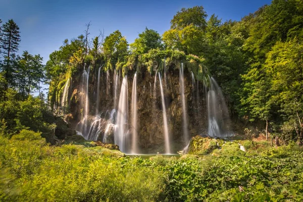 Beautiful Shot Waterfalls Cliff Surrounded Green Trees Plants — 스톡 사진