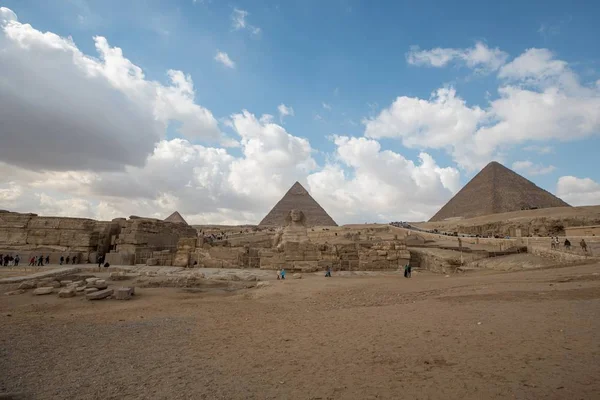 Een Lage Hoek Opname Van Twee Egyptische Piramides Naast Elkaar — Stockfoto