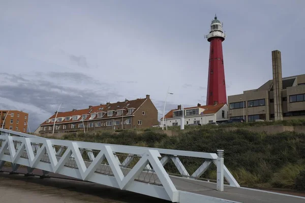 Low angle shot van een rode vuurtoren bij Scheveningen Beach in Scheveningen Nederland — Stockfoto