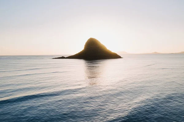 Beautiful Shot Silhouette Small Island Center Open Sea Scenery Sunrise — 스톡 사진