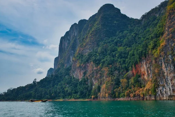 Barco Longo Sobre Lago Sok Azul Claro Khao Tailândia Parque — Fotografia de Stock