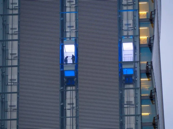 Przenoszenie zewnętrznych szklanych wind nowoczesnego budynku — Zdjęcie stockowe