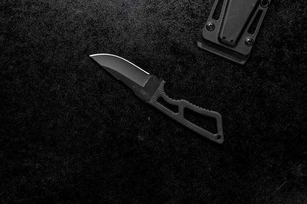 Siyah Arka Planda Siyah Saplı Küçük Keskin Bir Bıçağın Yakın — Stok fotoğraf