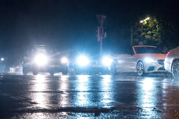 Ein Tiefflug Von Mehreren Autos Auf Der Straße Der Nacht — Stockfoto