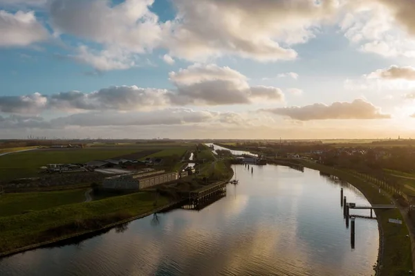 Hög vinkel skott av en vacker flod omgiven av byggnader i Veere, Nederländerna — Stockfoto