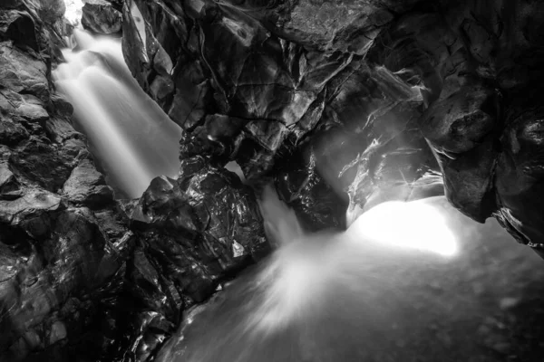Grayscale Shot Water Wall Middle Cliffs — Stockfoto