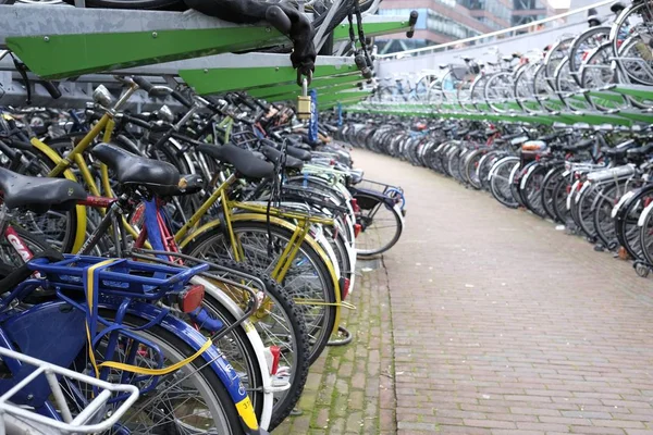 Κοντινές λήψεις χώρου στάθμευσης ποδηλάτων σε μια πόλη — Φωτογραφία Αρχείου