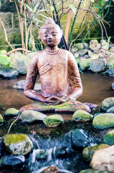 Grande Ângulo Tiro Uma Estátua Uma Pessoa Durante Meditação — Fotografia de Stock