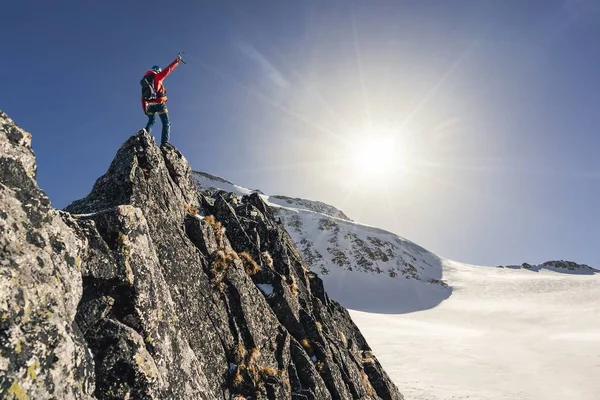 Alpinista na vrcholu hory — Stock fotografie