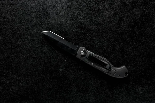 Foto de cierre de un cuchillo de bolsillo EDC con portavelas negras. — Foto de Stock