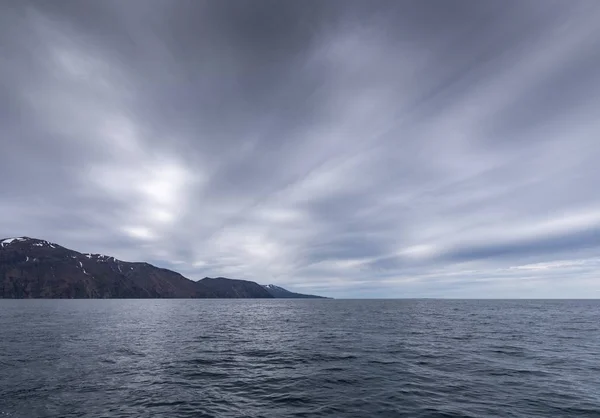 Zee Met Rotsen Aan Kust Onder Bewolkte Grijze Lucht Ijsland — Stockfoto