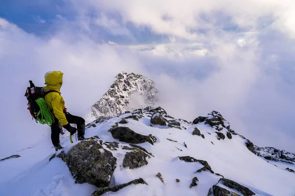 Alpinist oder Bergsteiger im Winter — Stockfoto