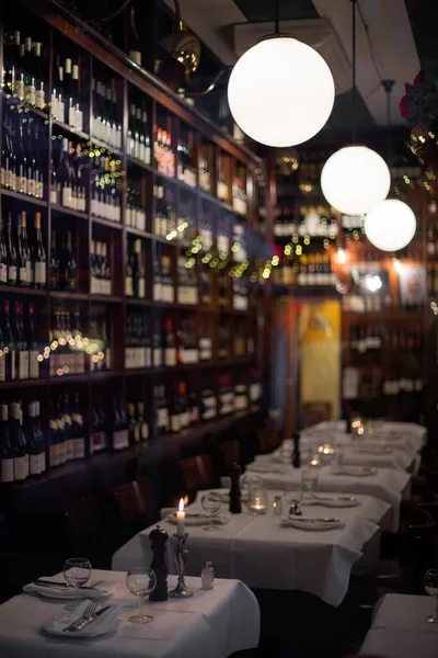 Tiro vertical de mesas de cena en un restaurante —  Fotos de Stock