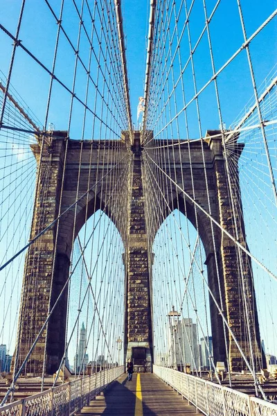 Vertical shot of the famous Brooklyn Bridge during daytime in New York City, USA — Stock Photo, Image