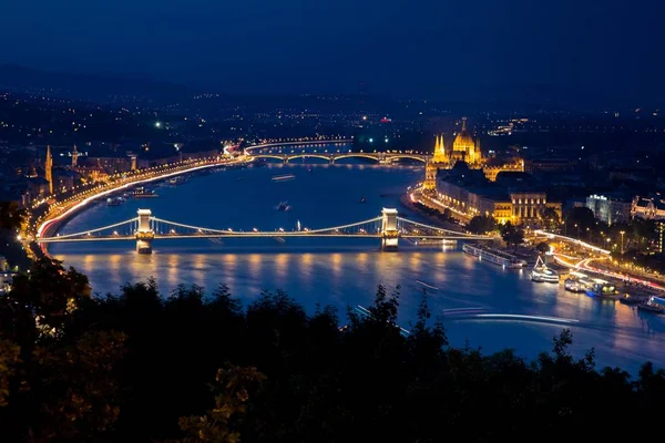 Buda Zamek otoczony przez budynki i światła w nocy w Budapeszcie — Zdjęcie stockowe