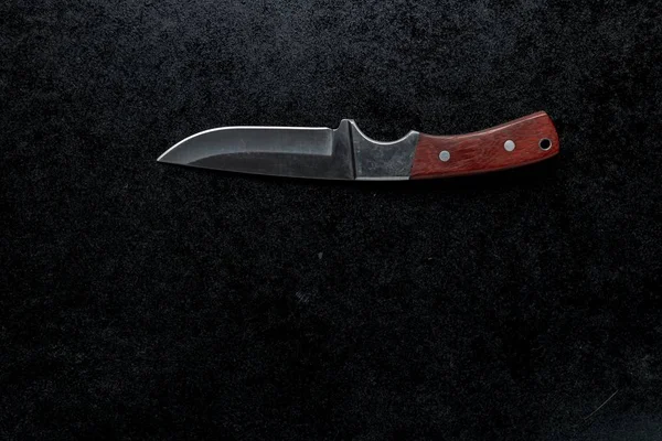 Siyah Arka Planda Kahverengi Saplı Küçük Keskin Bir Bıçağın Yakın — Stok fotoğraf