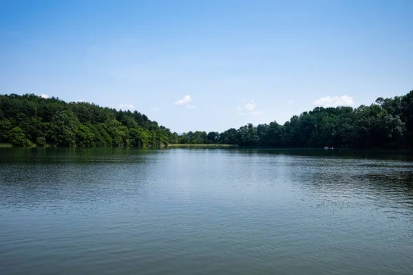 Lac en été par une journée ensoleillée — Photo