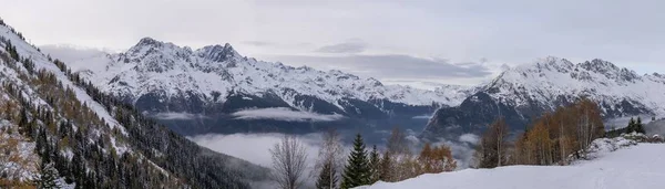 Panoramische opname van het besneeuwde Belledonne-gebergte bij Oz-en-Oisans — Stockfoto