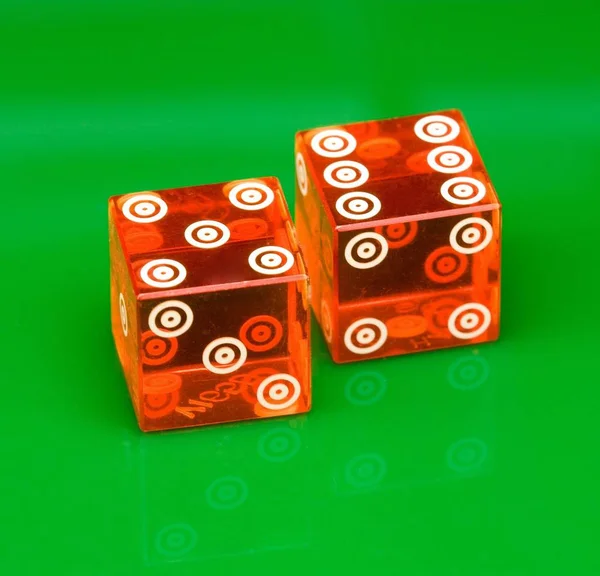 Εναέρια βολή από ένα κόκκινο ζάρια καζίνο τοποθετείται σε μια πράσινη επιφάνεια — Φωτογραφία Αρχείου