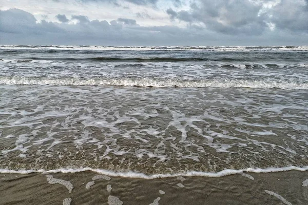 在布满云彩的天空下平静的海水 — 图库照片