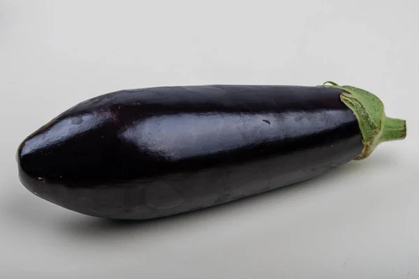 Närbild Isolerad Bild Aubergine Vit Bakgrund — Stockfoto