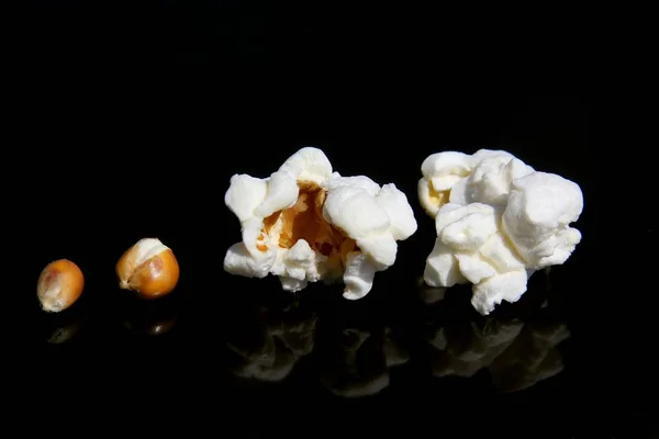 Eine Nahaufnahme Von Maiskörnern Bis Einem Popcorn Mit Pechschwarzem Hintergrund — Stockfoto