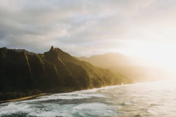 Belo Raio Sol Litoral Com Céu Azul Nublado — Fotografia de Stock