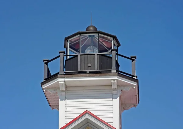 Aufnahme eines Leuchtturms mit klarem blauen Himmel im Hintergrund — Stockfoto