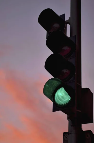 Vertical Closeup Shot Traffic Light Green Light Pink Sky Background — Stock Photo, Image