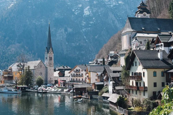 Foto grandangolare di bellissimi edifici a Hallstatt, Austria — Foto Stock