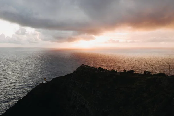 Schöne Aufnahme Eines Sonnenuntergangs Mit Wolkenverhangenem Himmel Offenen Meer — Stockfoto