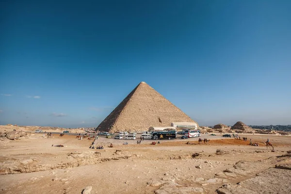 Een Brede Hoek Opname Van Een Egyptische Piramide Onder Een — Stockfoto