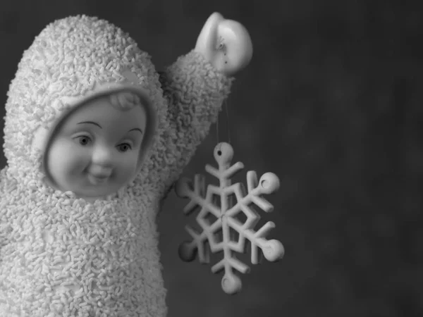 Gros Plan Une Jolie Statuette Bébé Ange Tenant Flocon Neige — Photo