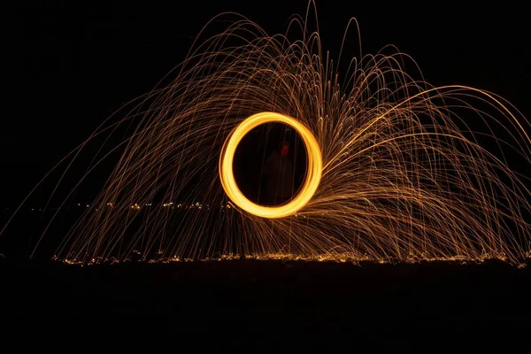 Luz brilhante estendendo suas faíscas para o ar como ele está girando rapidamente — Fotografia de Stock