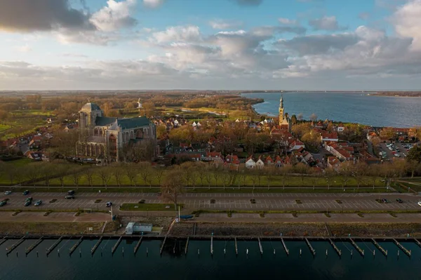 Hollanda, Veere 'de binalarla çevrili güzel bir nehrin yüksek açılı görüntüsü. — Stok fotoğraf