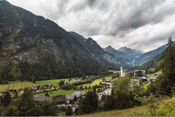 Foto de ángulo alto de una hermosa comunidad del valle en Heiligenblut, Karnten, Austria — Foto de Stock