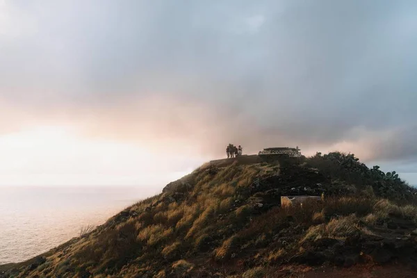 Una Hermosa Toma Acantilado Océano Con Cielo Nublado Fondo — Foto de Stock