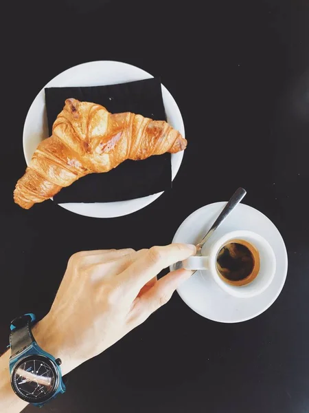 커피의 맛있는 크로와 — 스톡 사진