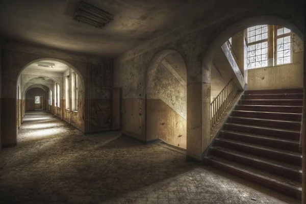 Hermosa foto de un pasillo con escaleras y ventanas en un edificio antiguo —  Fotos de Stock