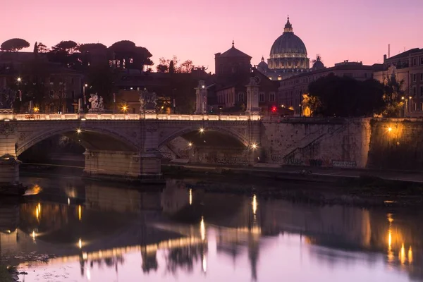 Pukulan indah dari Ponte Vittorio Emanuele II saat fajar di Roma, Italia — Stok Foto