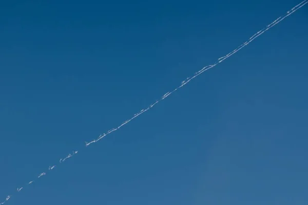 Rasto Avião Céu Azul Sob Luz Solar Durante Dia — Fotografia de Stock