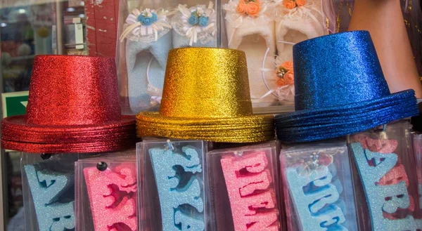 其他装饰上彩色派对帽的特写 — 图库照片
