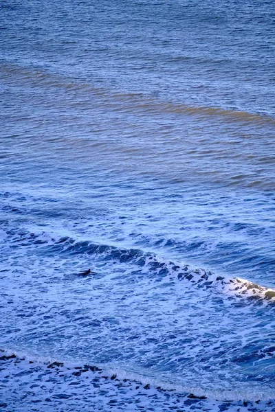 人们在海浪中冲浪和游泳 — 图库照片