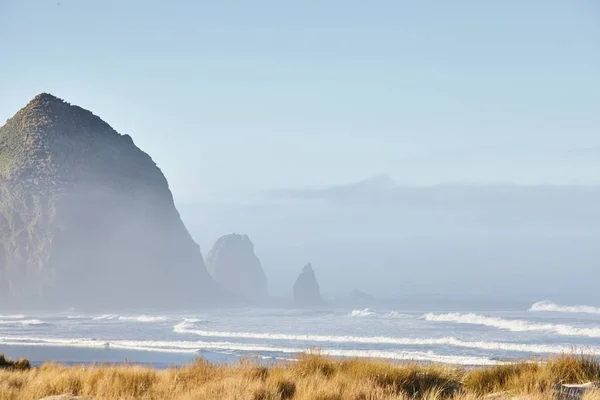 Paisaje Del Haystack Rock Por Mañana Niebla Cannon Beach Oregon — Foto de Stock