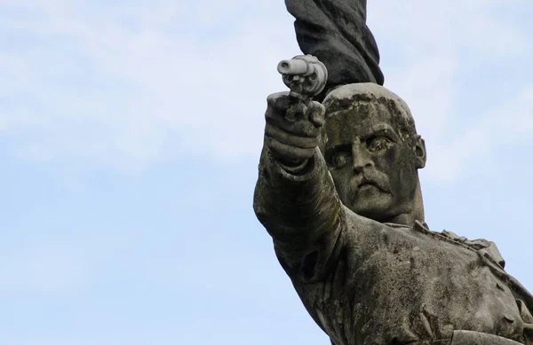 Nahaufnahme einer Statue eines Mannes, der eine Waffe richtet — Stockfoto