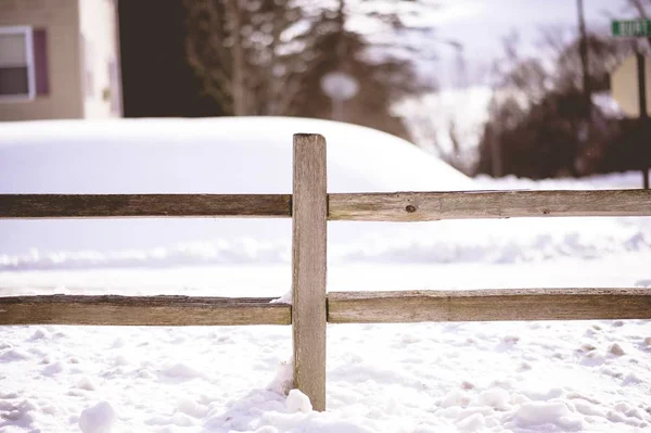 Ένας Ξύλινος Φράχτης Γύρω Από Μια Περιοχή Καλυμμένη Χιόνι Χειμώνα — Φωτογραφία Αρχείου