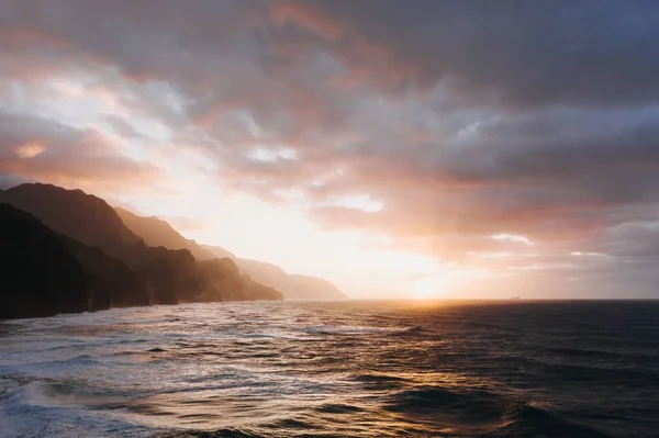 Beau Paysage Coucher Soleil Dans Littoral Avec Ciel Nuageux Arrière — Photo