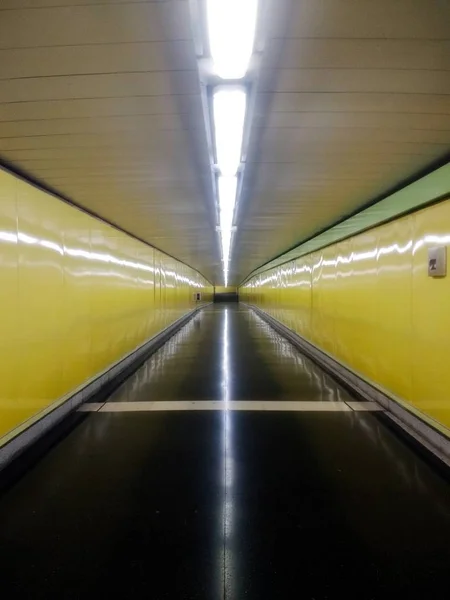 Interior Túnel Com Piso Preto Paredes Amarelas — Fotografia de Stock