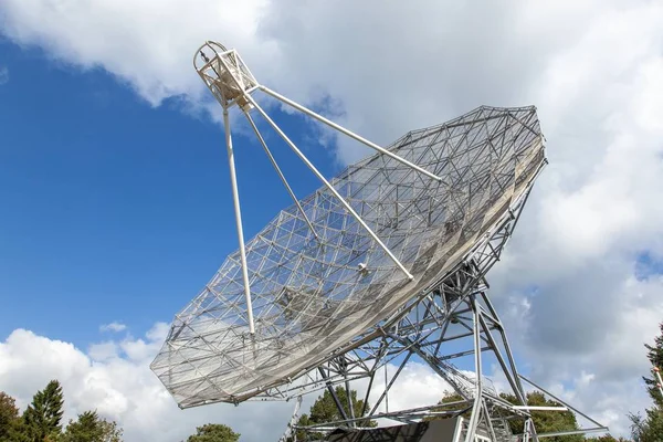 Снимок низкоугольного радиотелескопа возле Вестерборка в Нидерландах — стоковое фото
