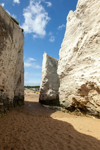 Vertical shot of cliffs near the town of Broadstairs in the UK — Stock Photo, Image